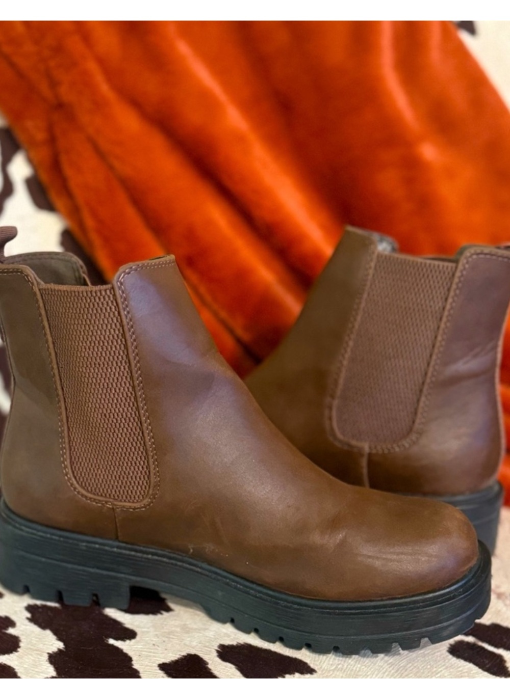 SODA Classic Brown Chelsea Lug-sole Ankle Boots Women Pull On Booties Size 7.5